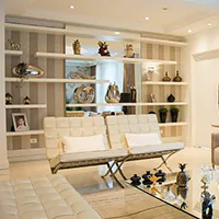 Warmweiß beleuchtetes Wohnzimmer