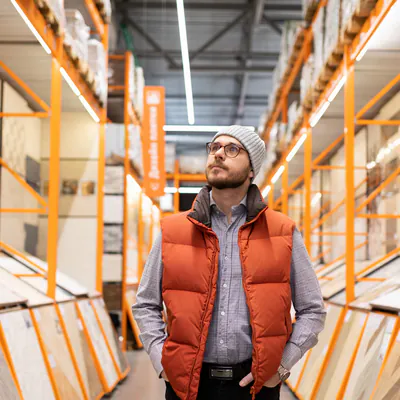 Mann zwischen Baumarktregalen