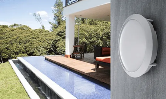 Noxion Bulkhead an einer Wand montiert